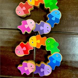 Melissa and Doug Wooden Wooden Rainbow Fish Twistable